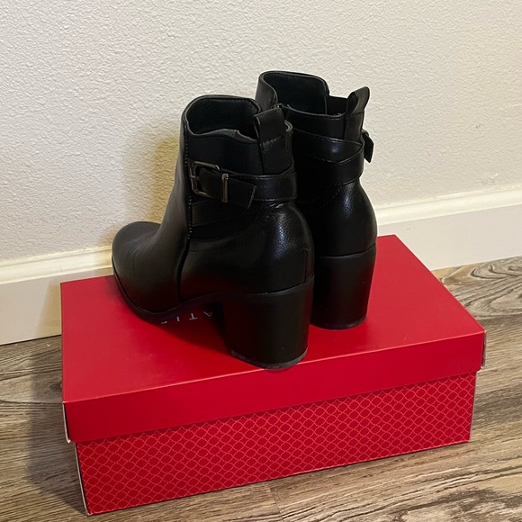 Black heeled ankle booties - Picture 3 of 4